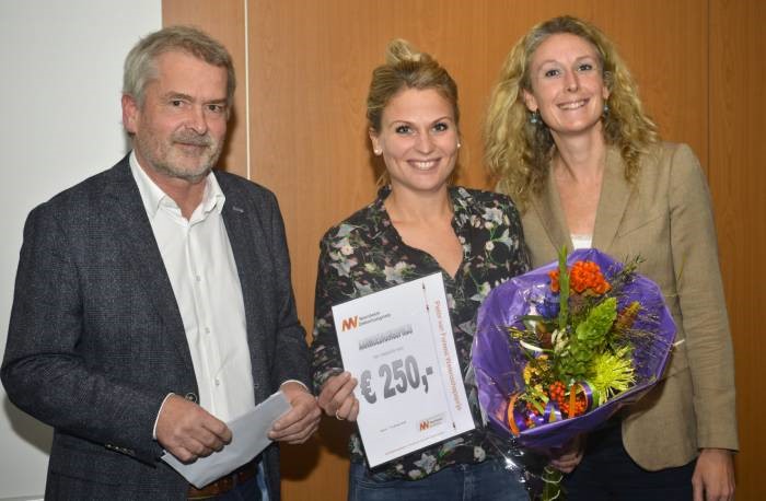 Caroline Buis, winnaar van de wetenschapsprijs 2019, temidden van dr. Lisa van der Putten en dr. Bart Burger, beiden lid van de Wetenschappelijke Adviesraad van Noordwest. Foto Nikki Natzijl.